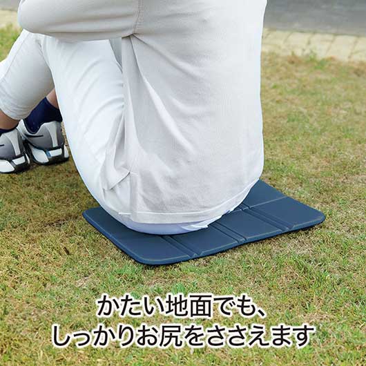 カラモ　コンパクトになるレジャークッション（巾着付き）　ネイビー画像3