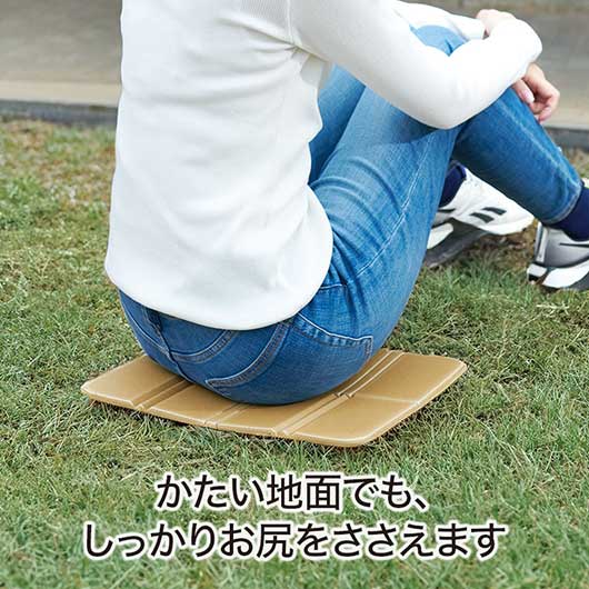 カラモ　コンパクトになるレジャークッション（巾着付き）　ベージュ画像3